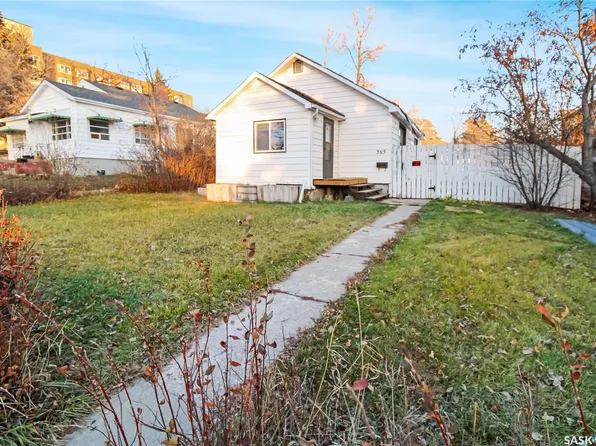 365 3rd Avenue NE, Swift Current, SK S9H 2G8