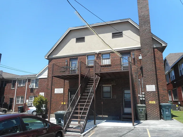 1861 Poplar Ave #5 — Photo 3
