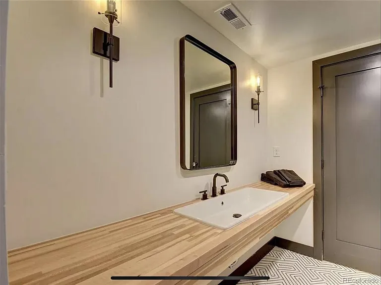 2126 Grove St — Photo 33
