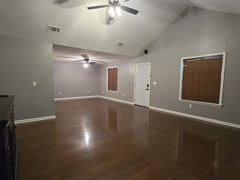 2606 Sterling Dr — Photo 3