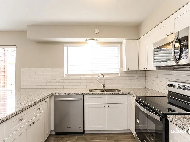 10215 Golden Meadow Dr — Photo 2