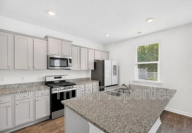 147 Cloverleaf St — Photo 8
