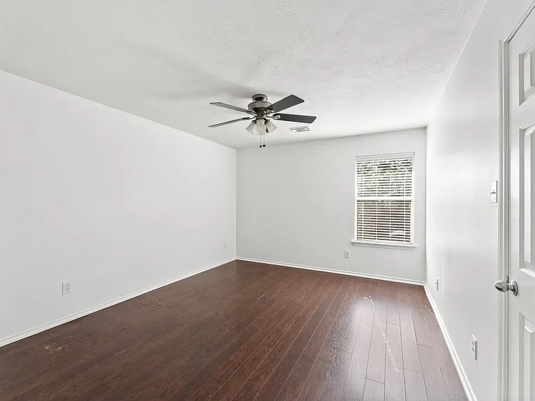 6 Druids Glen Pl — Photo 20