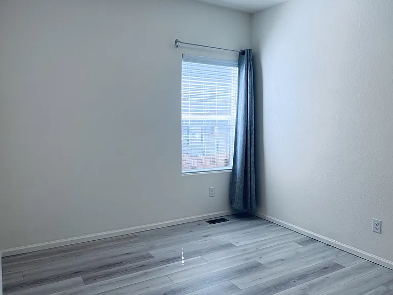 370 Maple St — Photo 12