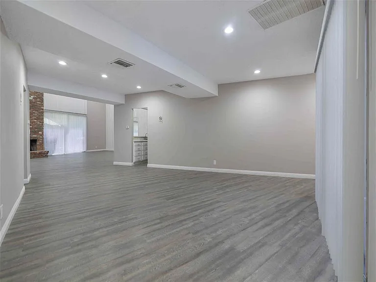 Racquet Club Apartments — Photo 32