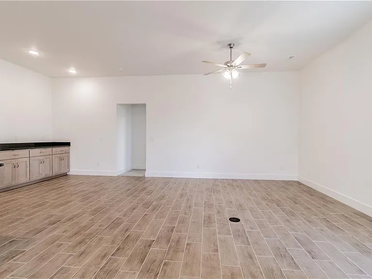 801 Lewis St — Photo 3