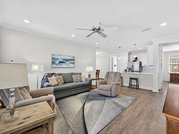 5th image of 112 Chapman St