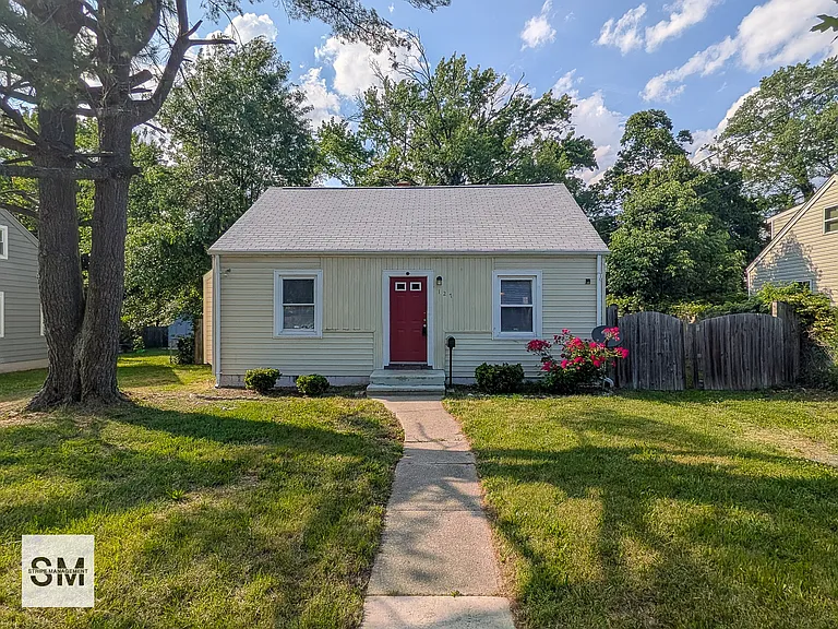 127 N Huron Dr — Photo 2
