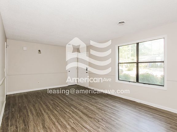 819_003_living_room_3.jpg