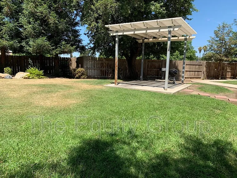 1325 S Crowe St — Photo 16
