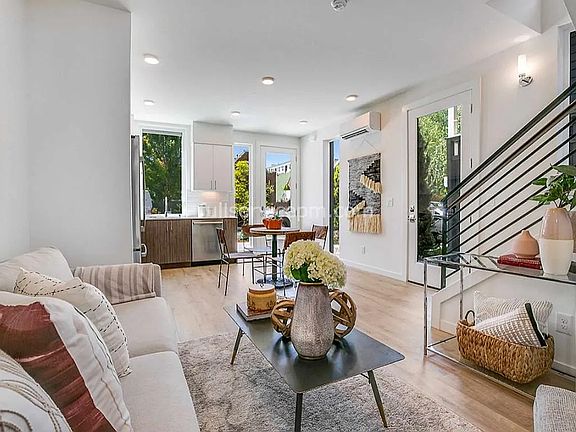3rd image of 422A 10th Ave E #A