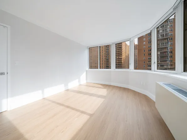 140 Riverside Boulevard image 5 of 11