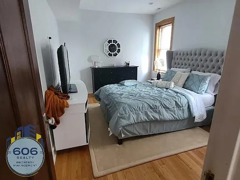 Jumbo 3 bed 2 bath in Jefferson Park! — Photo 12