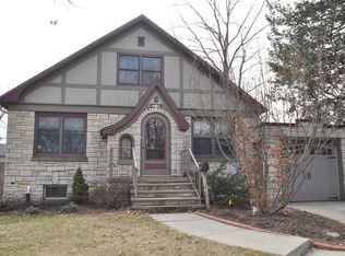 319 W Calhoun St, Woodstock, IL 60098