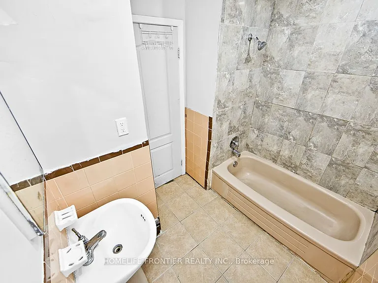 2953 Lawrence Ave E — Photo 5
