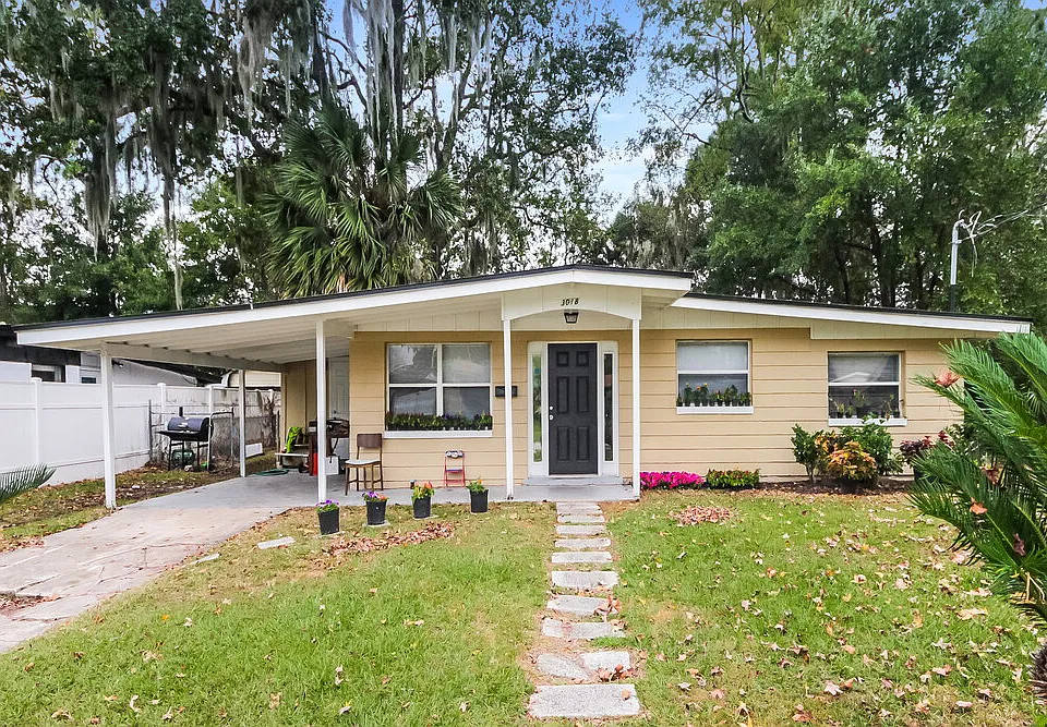 3018 Carrevero Dr W