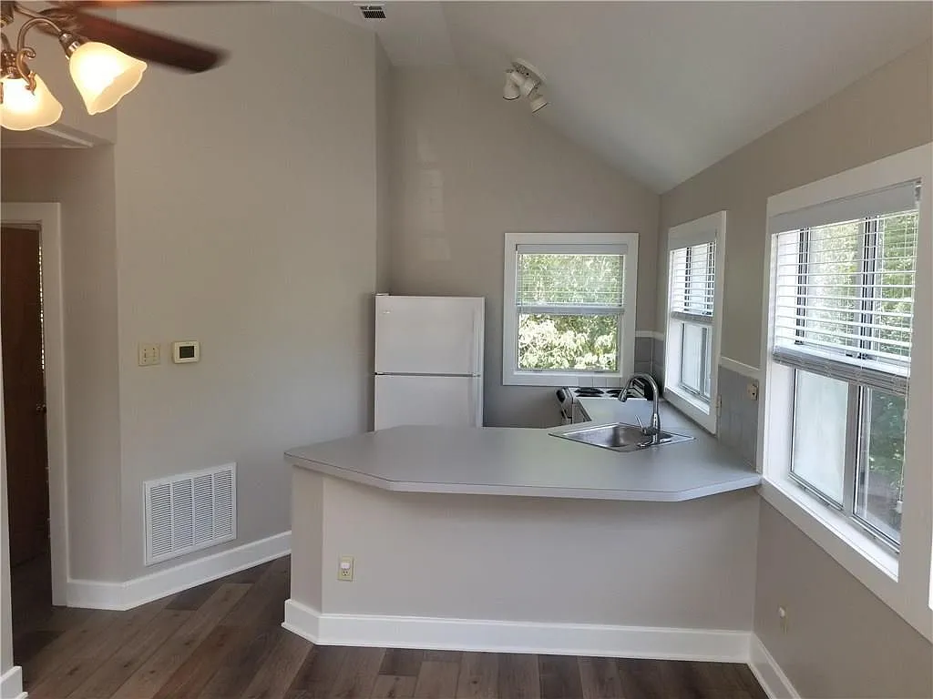 1 bed, 1.0 bath, 400 sqft, $1,595 — Photo 2