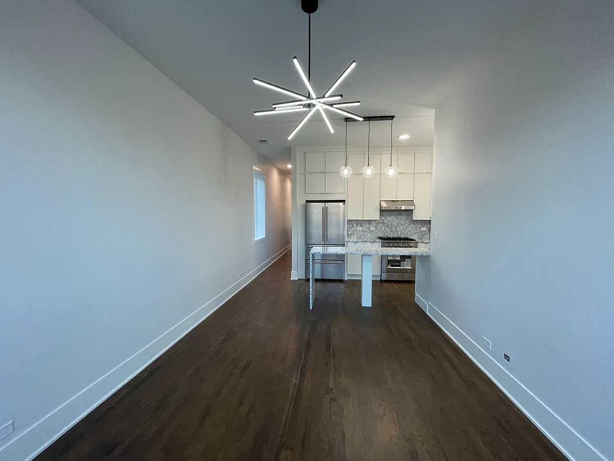 Building Photo - 1647 W Hubbard St #2