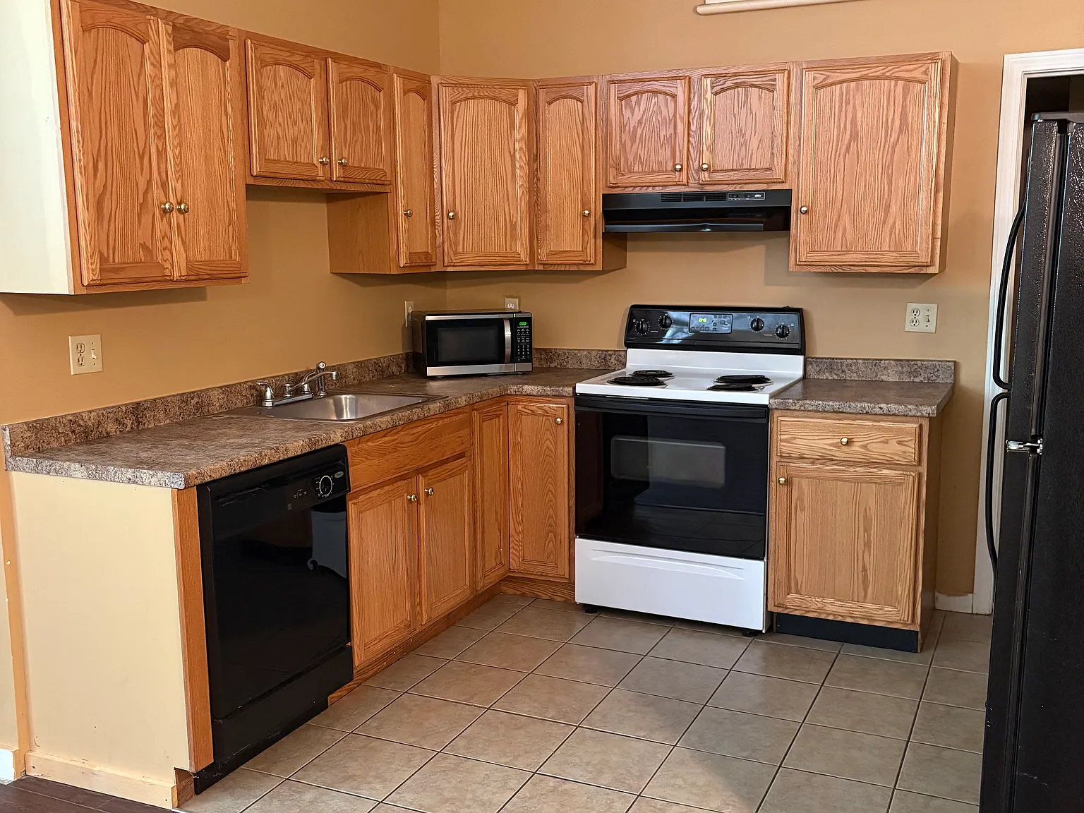 Studio, 900 sqft, $1,200 — Photo 3