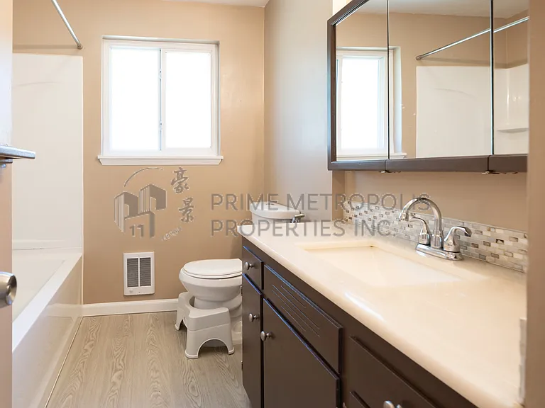 410 S 116th St — Photo 13