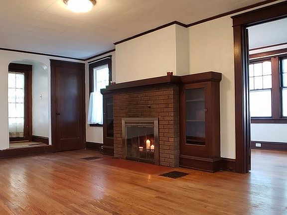 4th image of 128 W 10th St