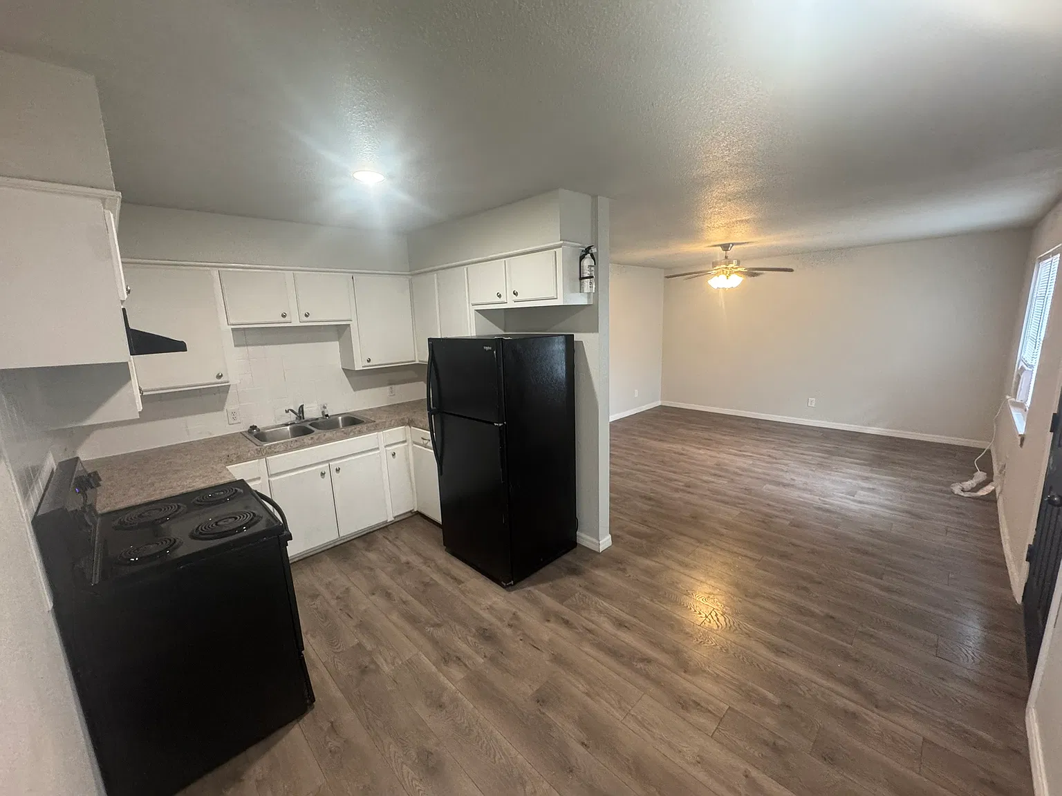 121 Julie Dr - Unit 8 — Photo 3