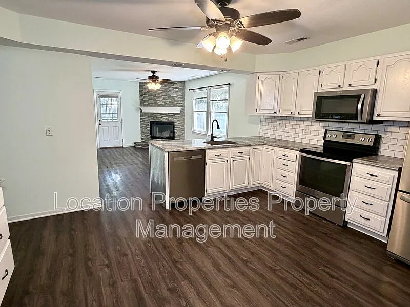3 bed, 2.0 bath, 1320 sqft, $2,185 — Photo 4