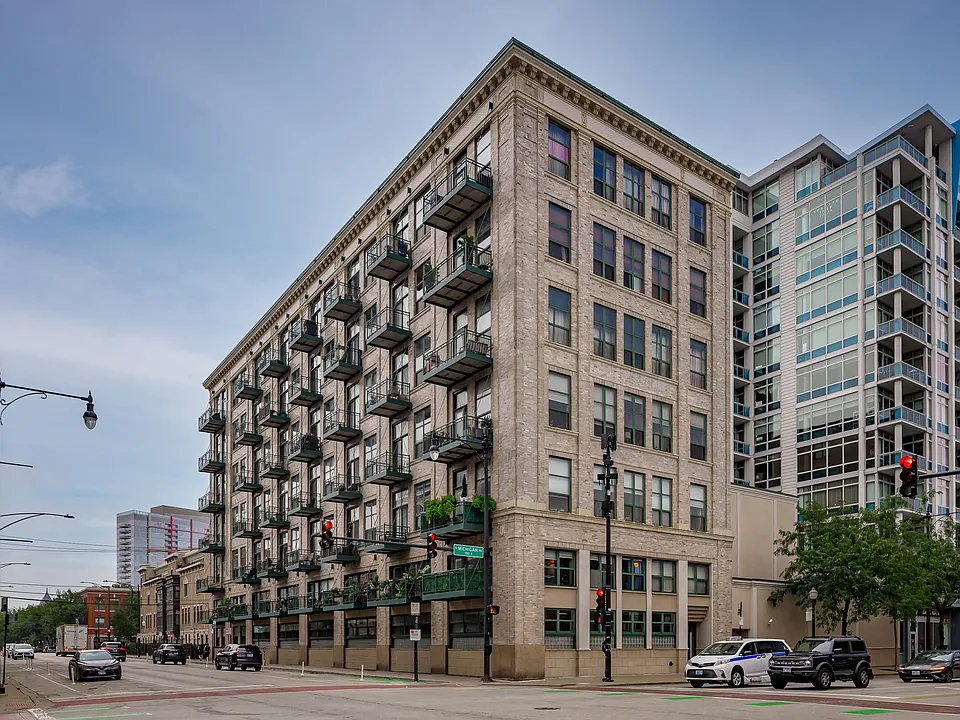 1801 S Michigan Ave #402