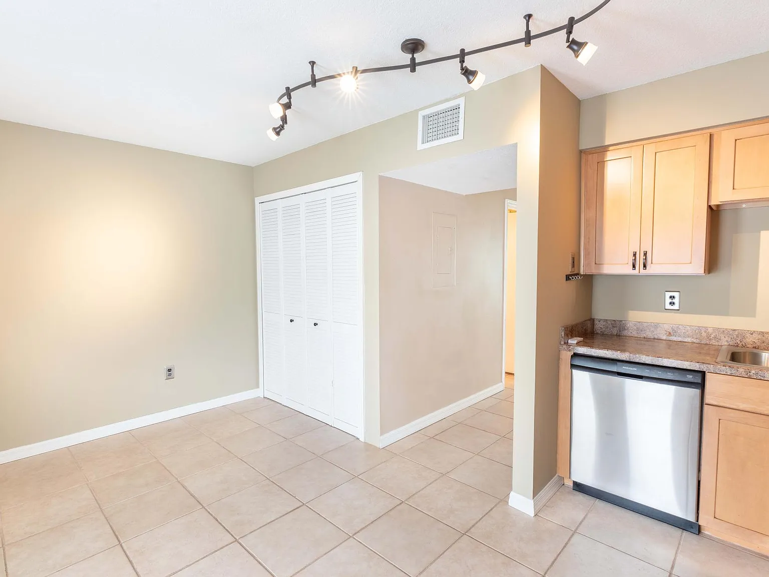 2 bed, 1.5 bath, 1038 sqft, $1,400 — Photo 4