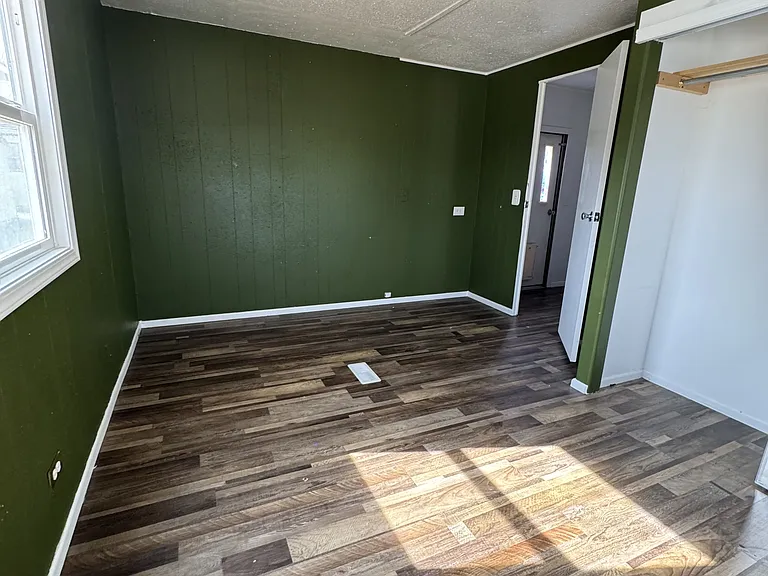 514 W E St — Photo 9