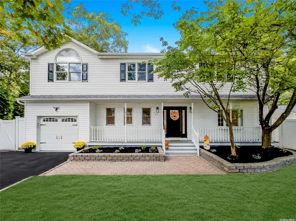 127 Hawkeye Street, Ronkonkoma, NY 11779