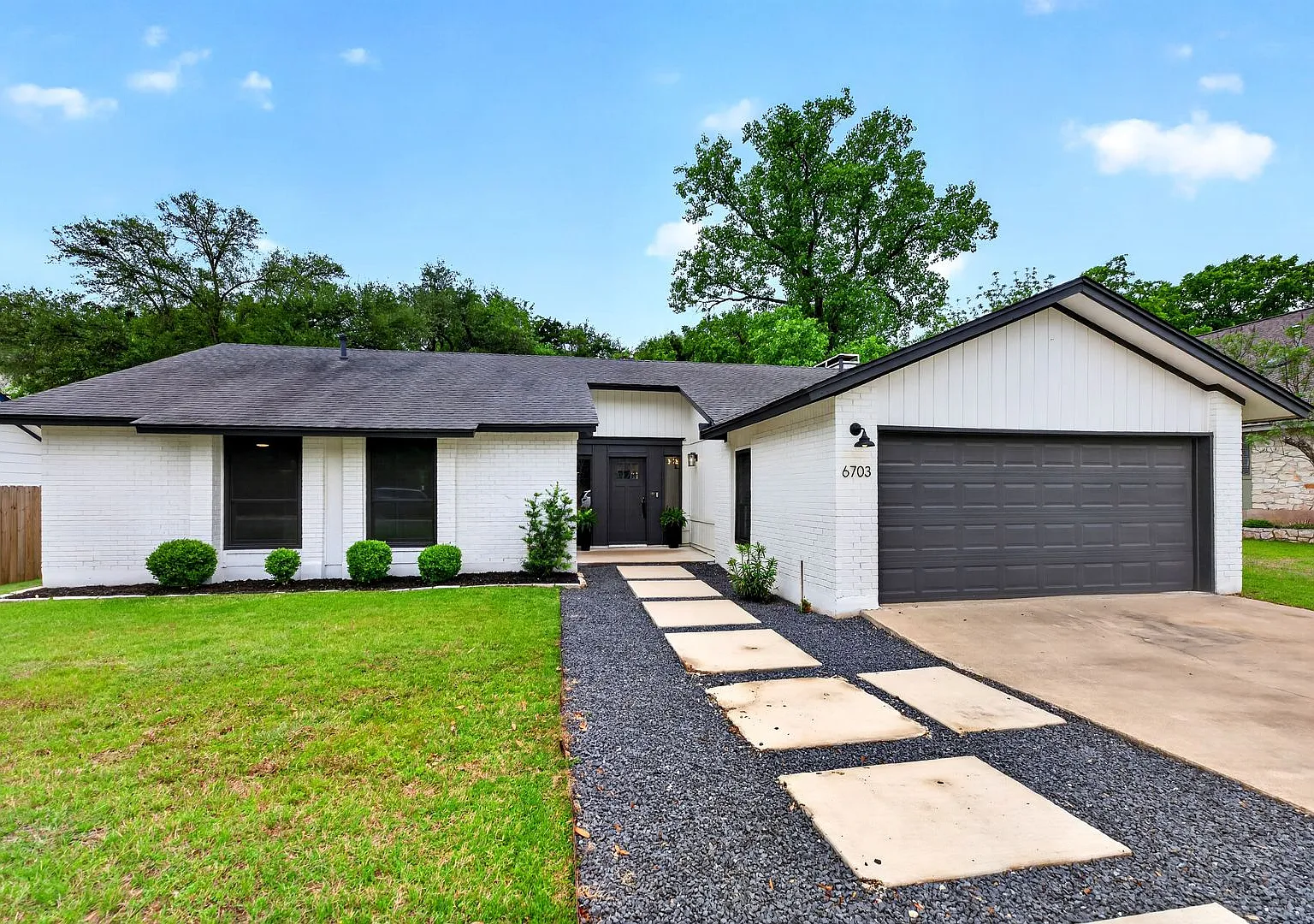 3 Bedroom 2 Bathroom Austin Home: Oak Forest Subdivision — Photo 3