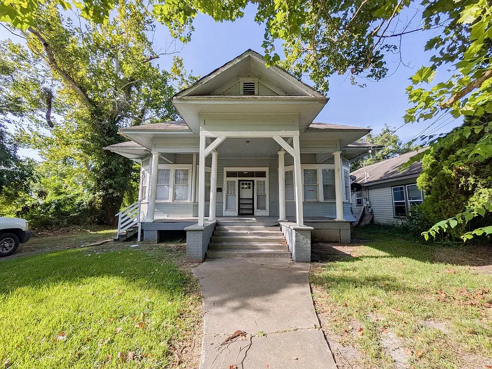 1045 Long Ave