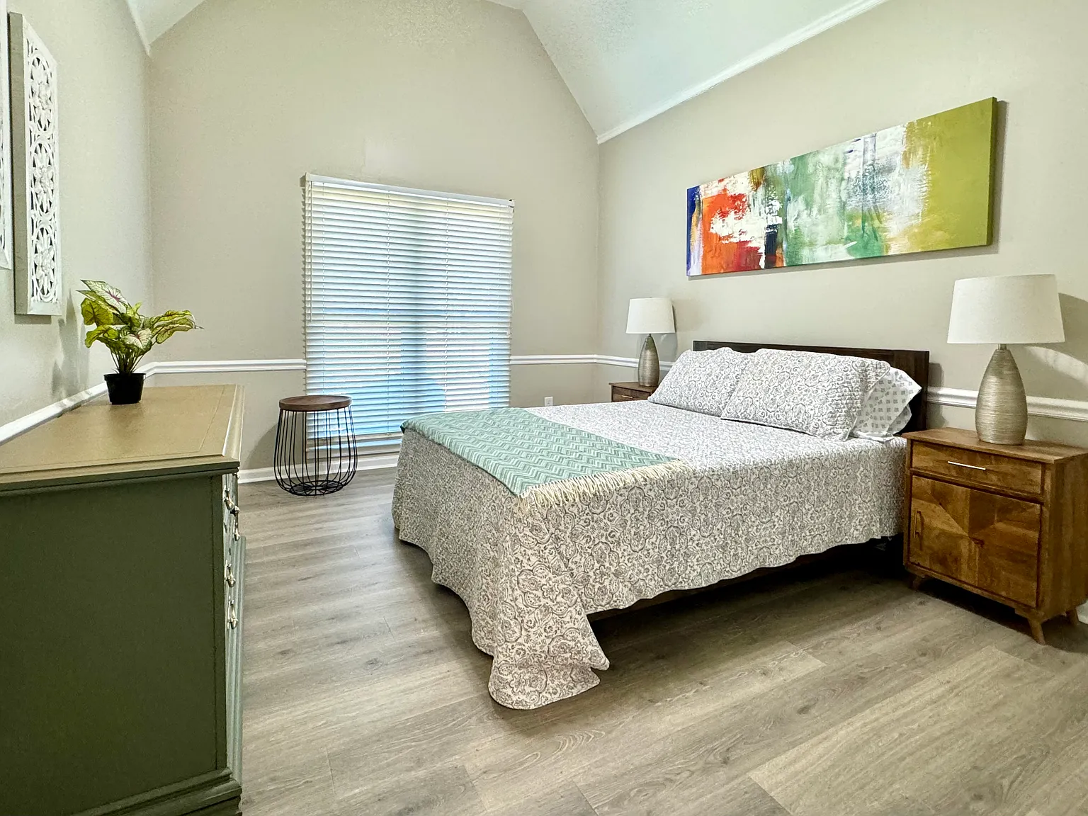 4 bed, 2564 sqft, $5,970 — Photo 4