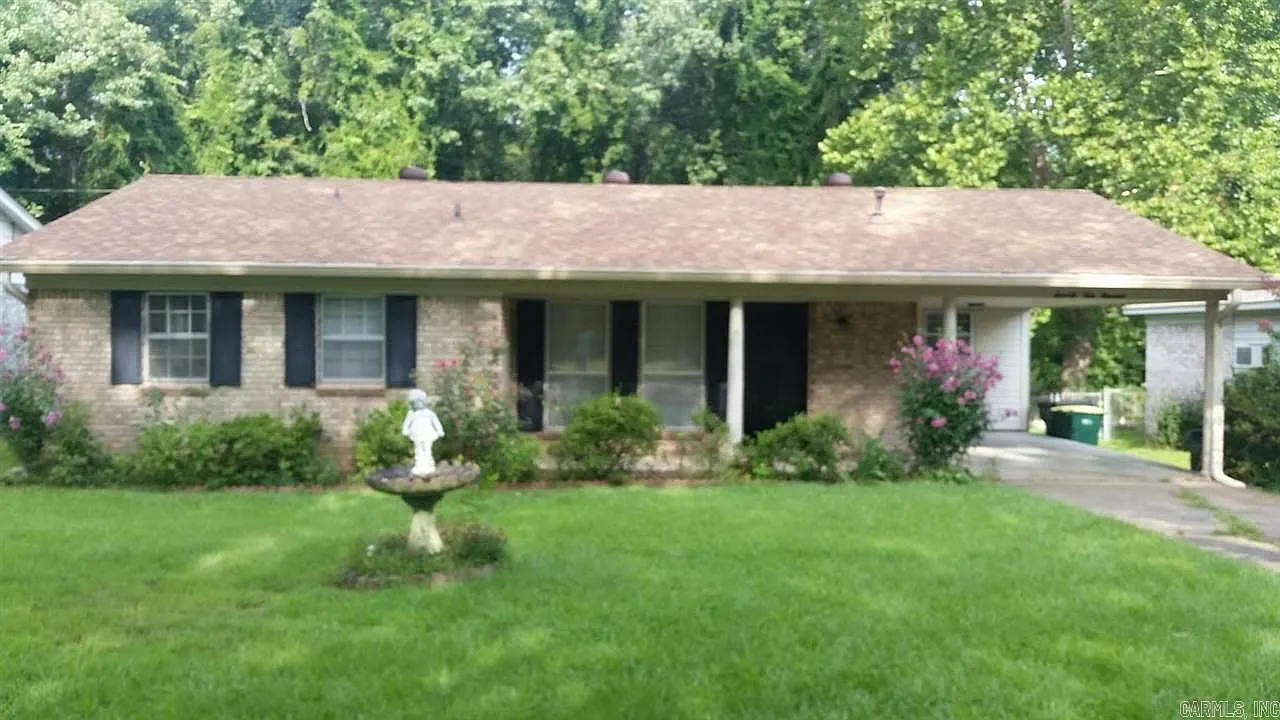 3 bed, 1.5 bath, 1072 sqft, $1,100 — Photo 1