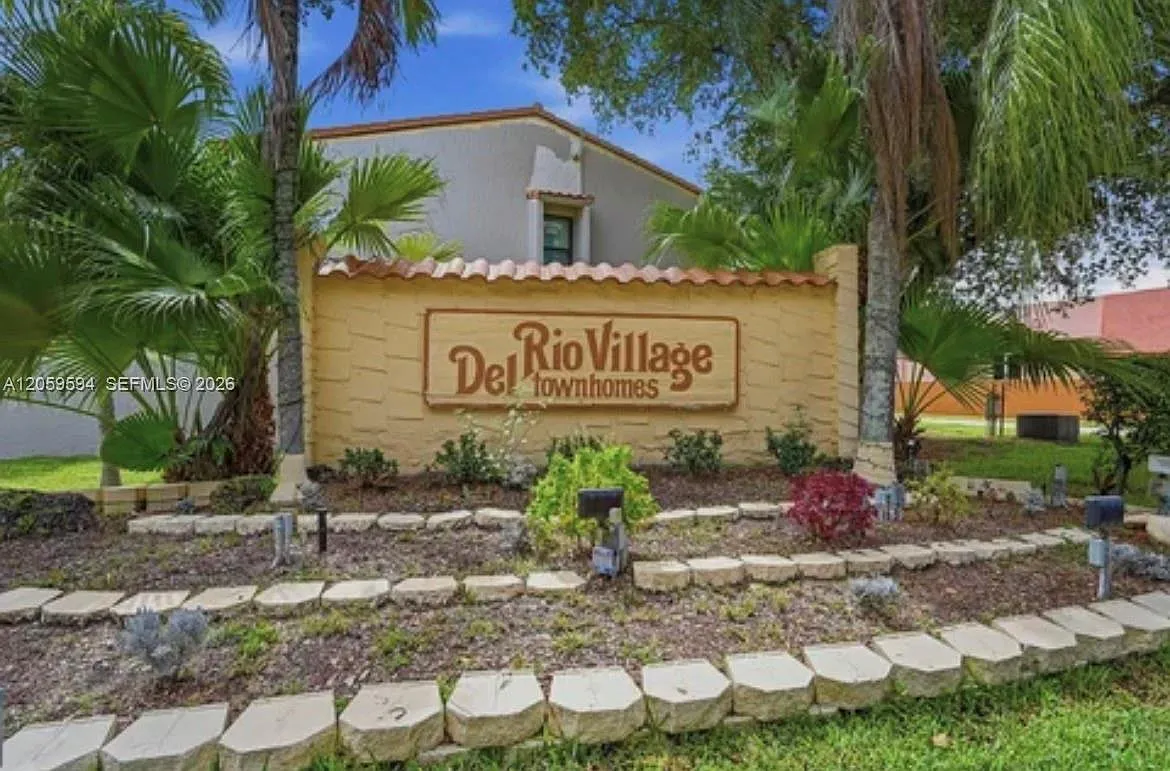 Del Rio Village North — Photo 1