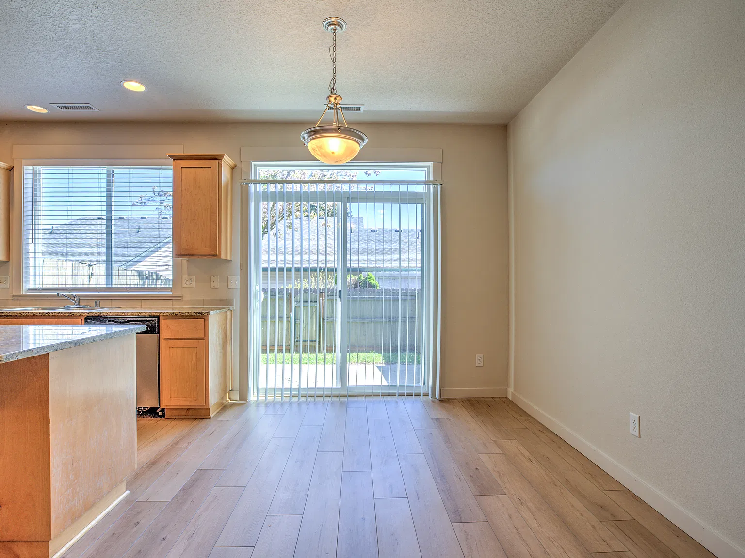3 bed, 2.5 bath, 1406 sqft, $2,100 — Photo 4