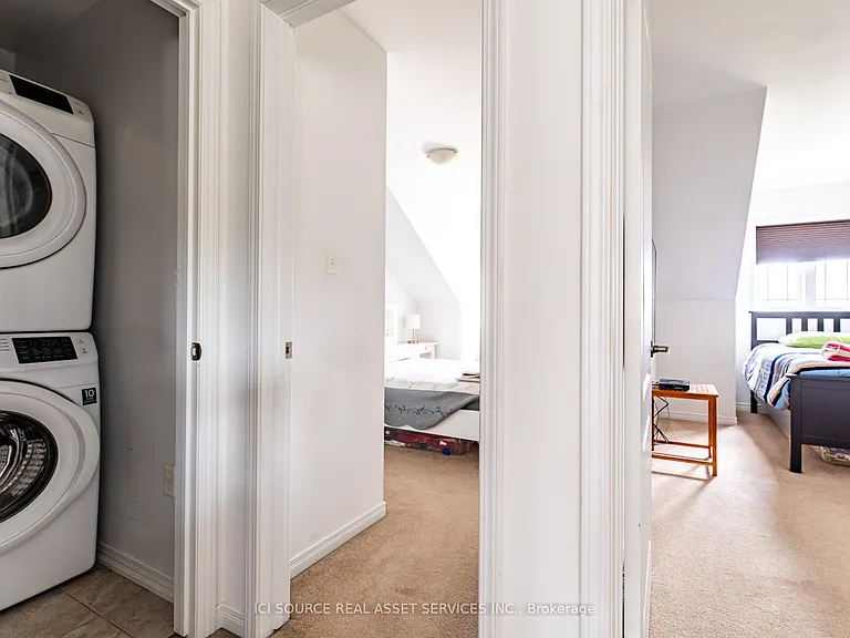 1352 Coleman Cres — Photo 16