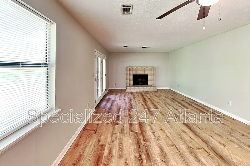 3 bed, 2.0 bath, 1606 sqft, $1,695 — Photo 3