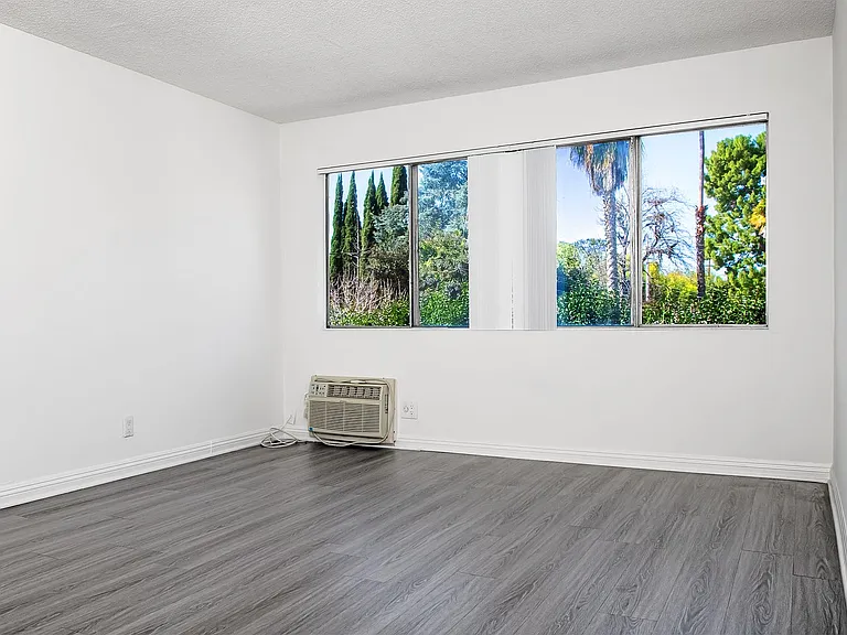 5851 Hazeltine Ave. — Photo 8