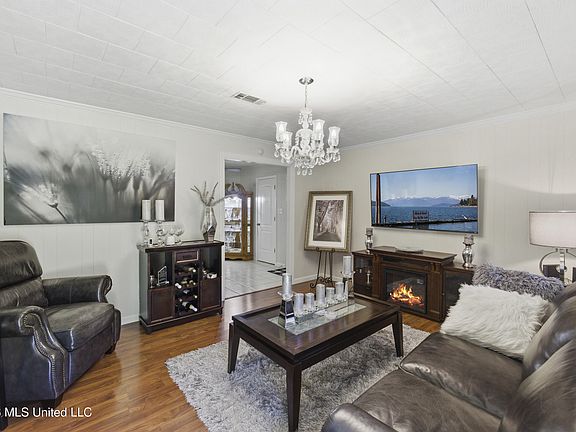 3rd image of 809 Saint Augustine Ext
