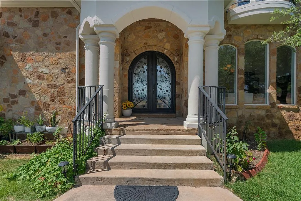 6 bed, 5.5 bath, 5324 sqft, $8,900 — Photo 3