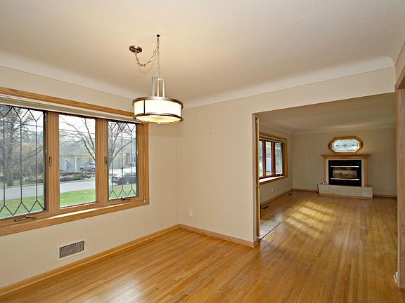 3rd image of 1821 Dale Ct N