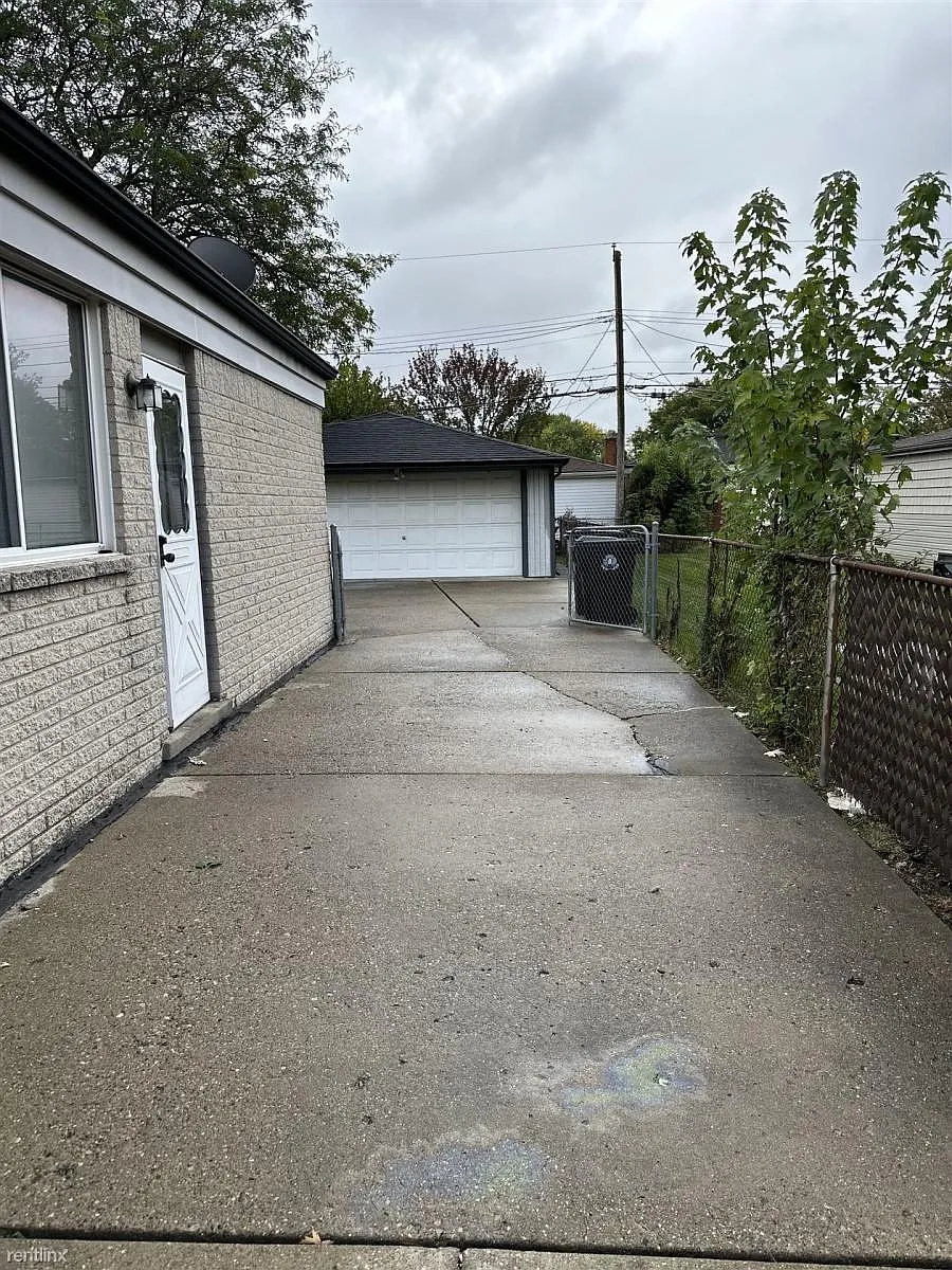 Driveway - 15826 Alsip St
