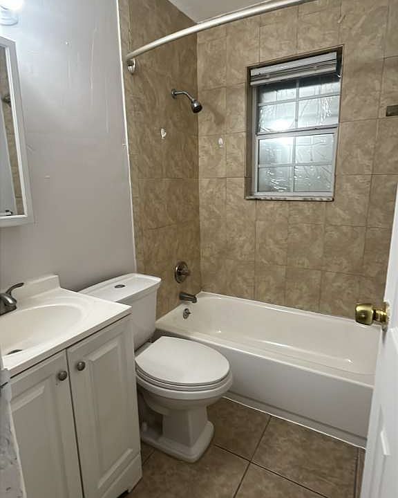 2nd image of 2349 Farragut St #B