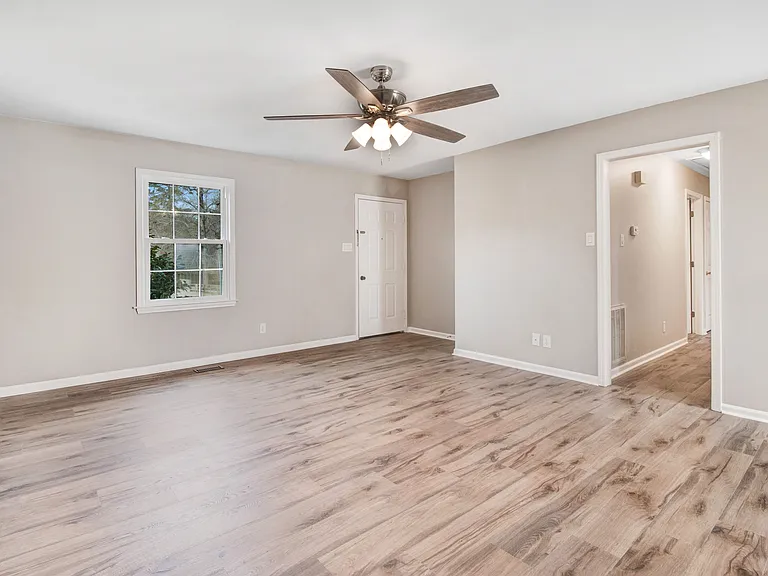 303 Wanda Dr — Photo 11