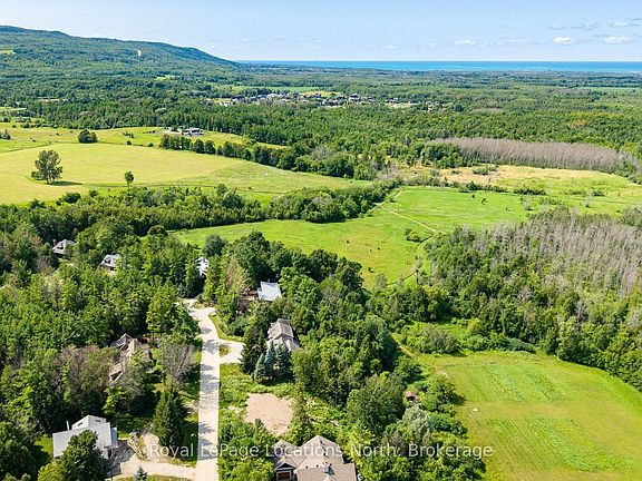 3rd image of 11 Osler Pines Dr