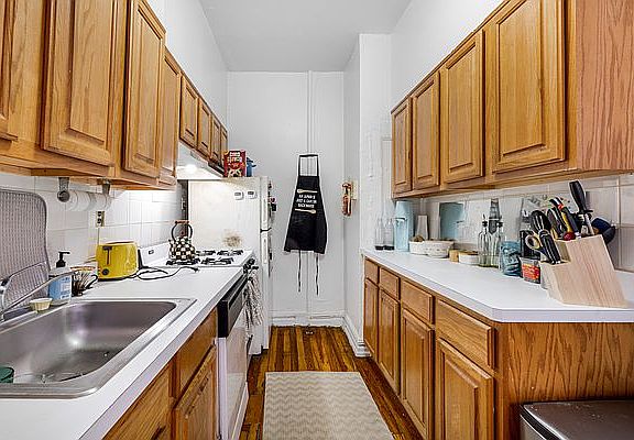 3rd image of 417 Saint Johns Pl APT 2E