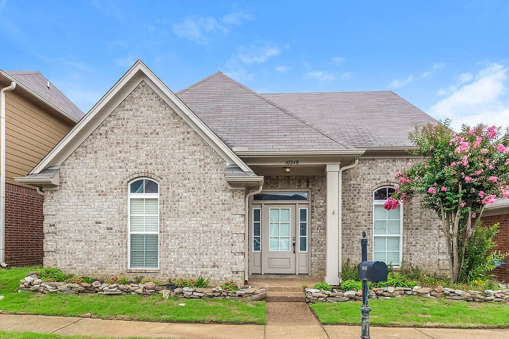 4 bed, 3.0 bath, 1950 sqft, $2,040 — Photo 1