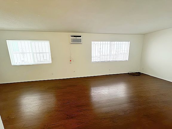 3rd image of 3908 Ingraham St #103